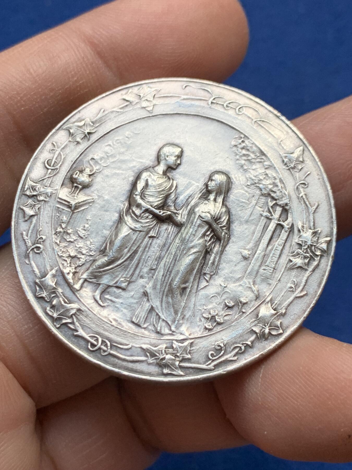 《竞宝斋》第441场 周日，周一，2场连拍 （全场包邮） 法国结婚纪念章 新人花园散步 背天使 未刻字 29.75克 40.2mm 稀有品种