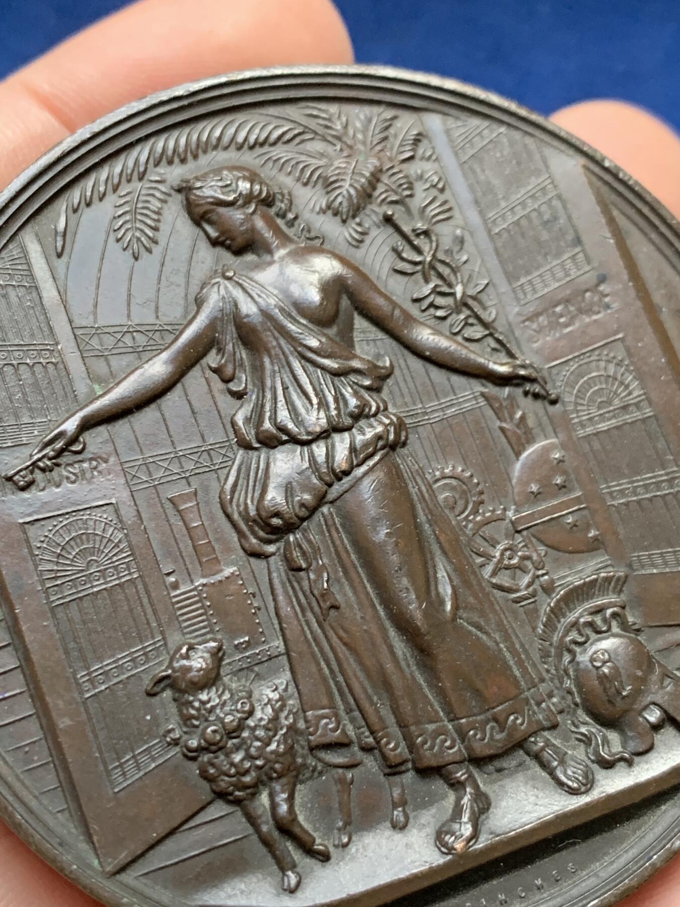 《竞宝斋》第441场 周日，周一，2场连拍 （全场包邮） 1884年伦敦世博会「水晶宫」纪念章（平奇斯造币厂制） 侧面打洞 145.7克 63mm 细节见图