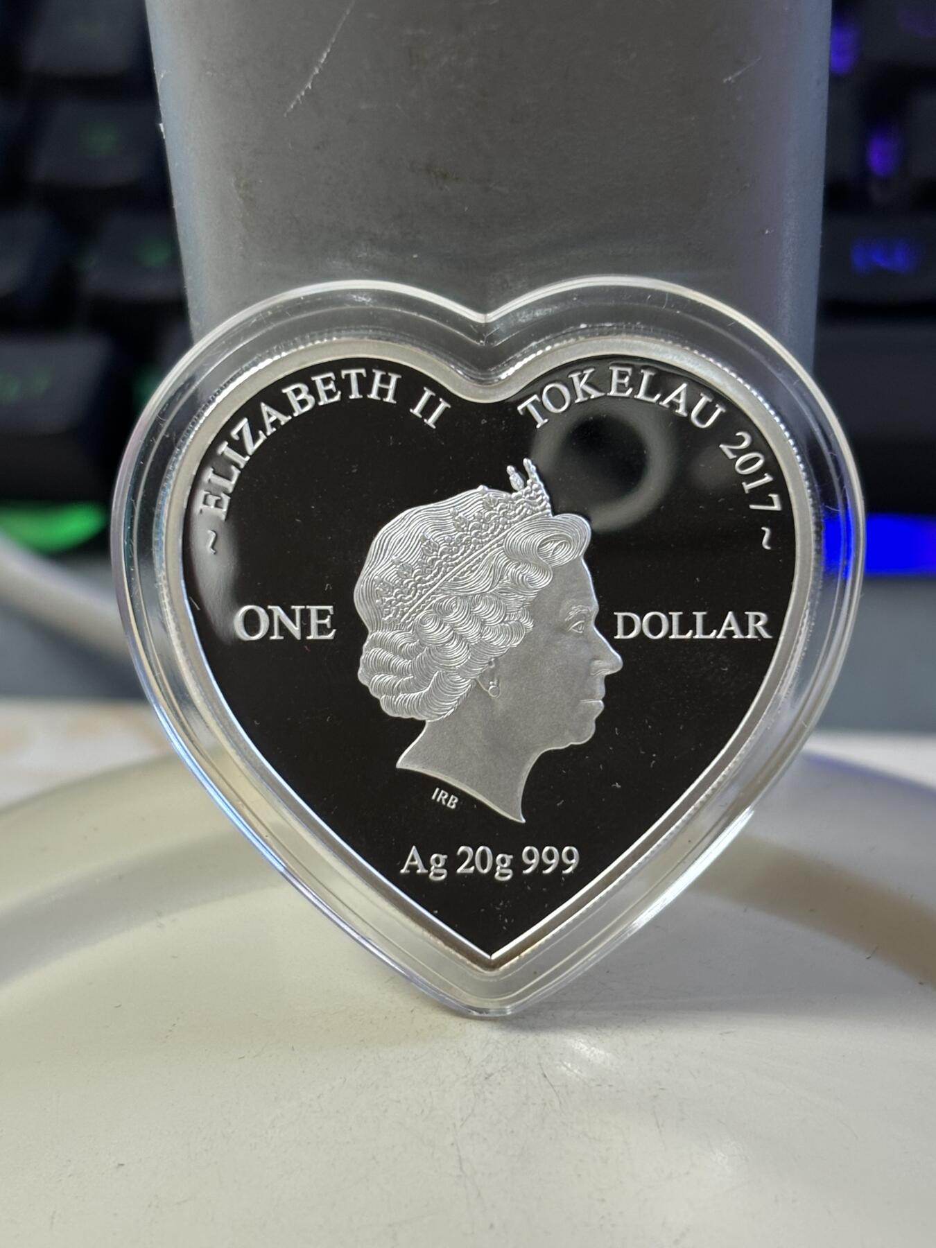 第183期拍卖 托克劳2017年爱情的见证情人节玫瑰心形彩印银币，999银，20克，发行量1000枚