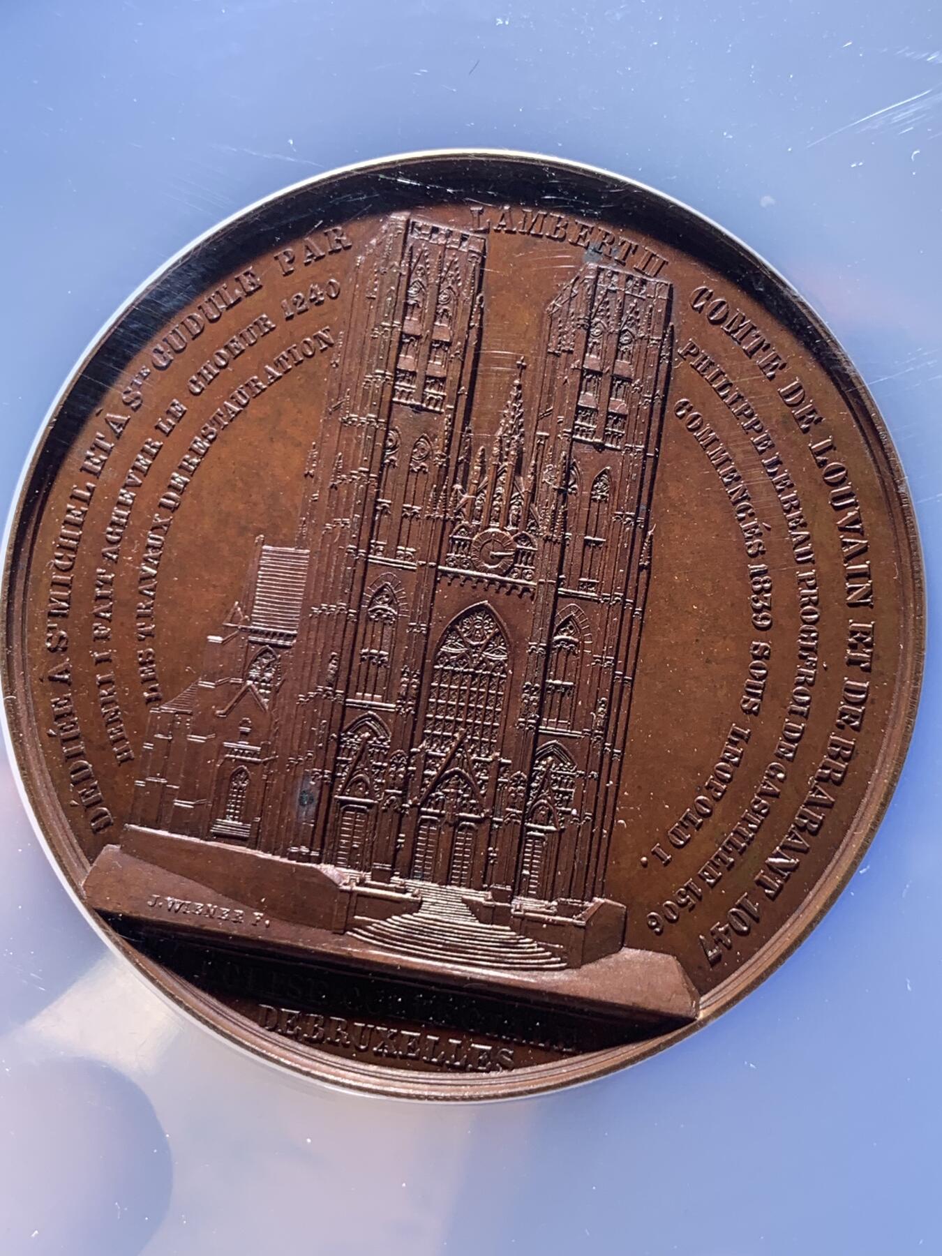 《竞宝斋》第441场 周日，周一，2场连拍 （全场包邮） 高分 NGC MS64BN 1845 J Wiener教堂系列-圣安米利Eglise Collegiate大教堂 罕见品 加大盒装 一座12世纪建造的古老大教堂，结合了后罗马式与哥特式建筑风格，是当地重要宗教文化地标，98年被列为联合国教科文组织世界遗产。双面高浮雕雕刻。