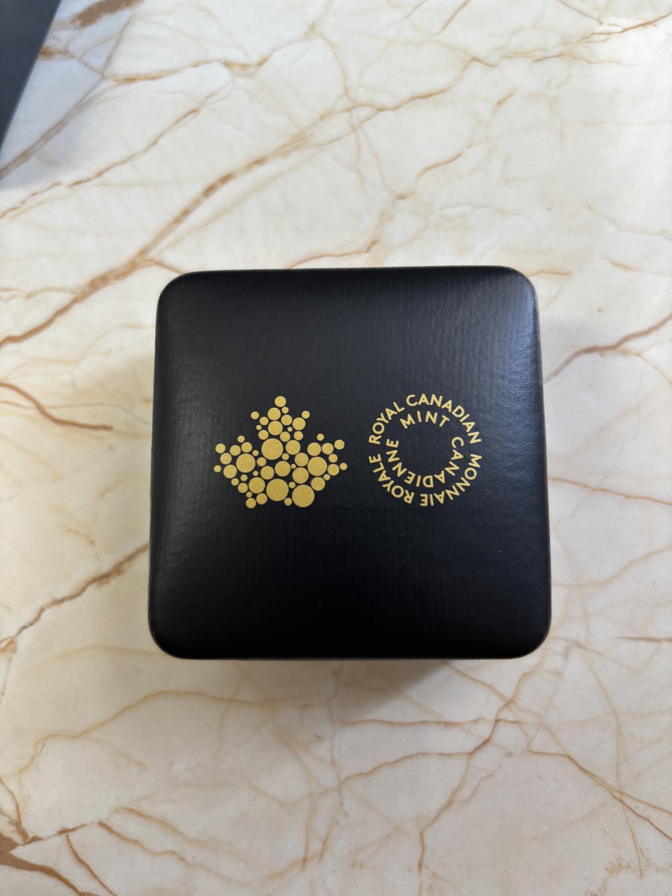 第183期拍卖 加拿大2023年和平女神局部镀玫瑰金精制纪念银币，9999银，31.39克，发行6000枚，塑料盒有破