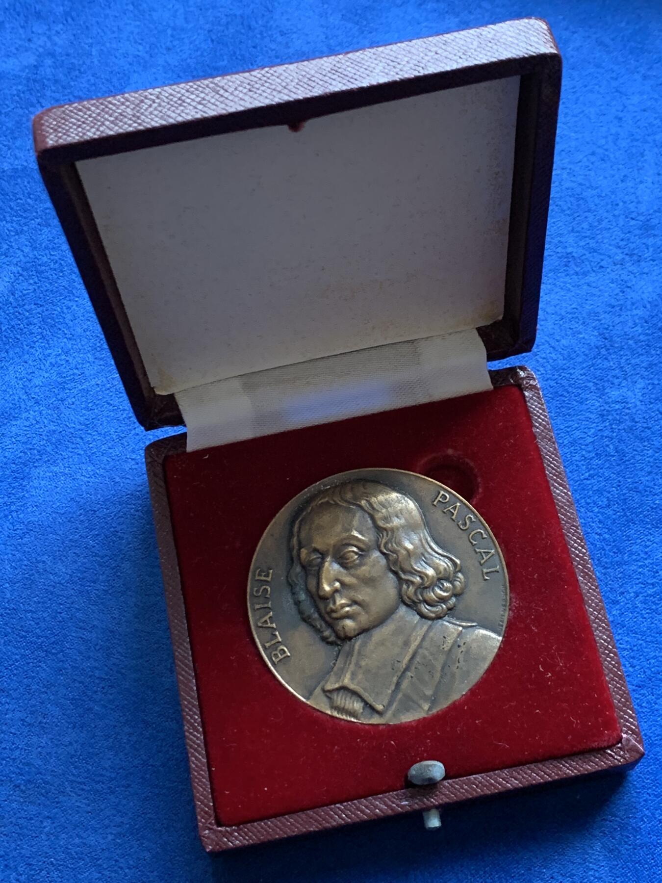 《竞宝斋》第441场 周日，周一，2场连拍 （全场包邮） 法国自然科学家帕斯卡纪念铜章 带盒 64.8克 49.8mm 三角铜标