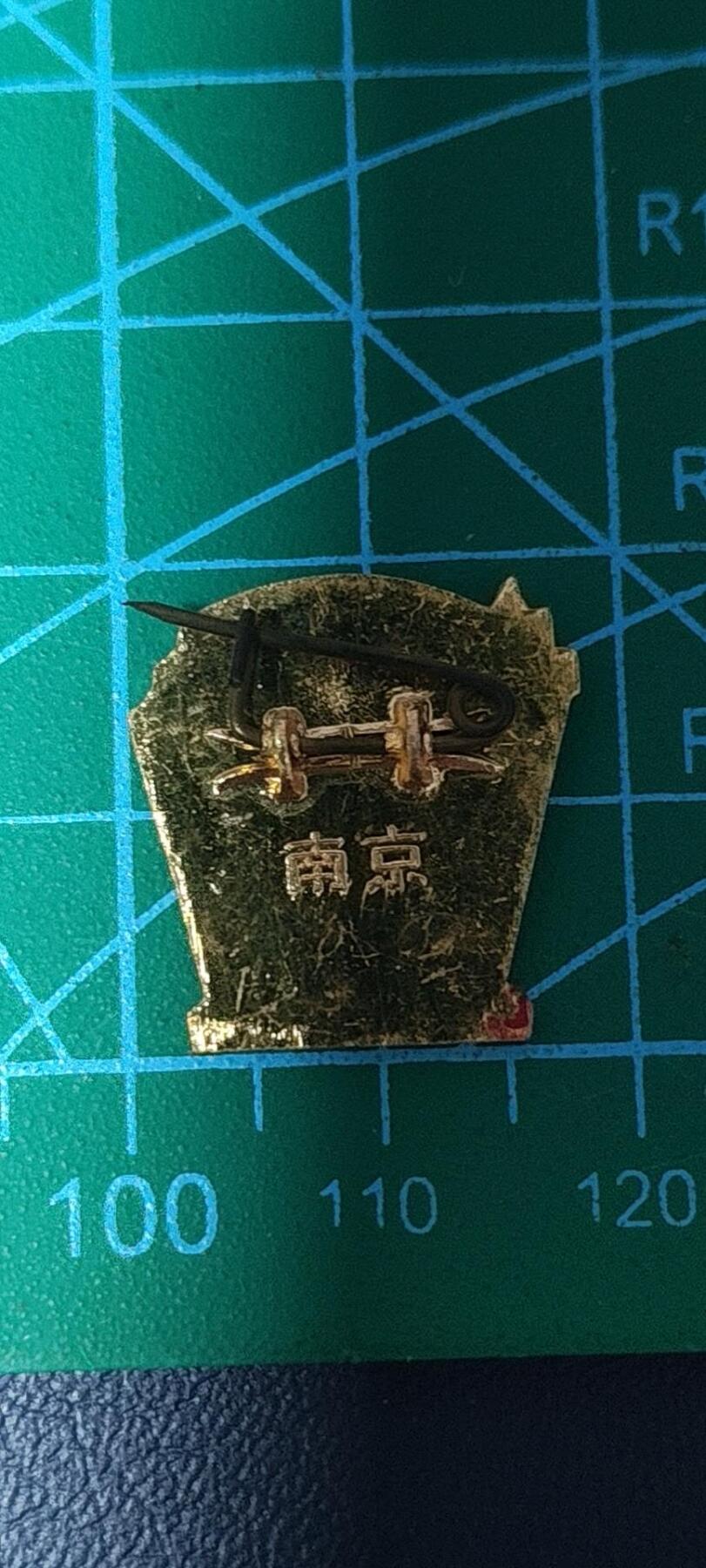 极美品小章 🔥🔥三面红旗🔥🔥 毛主席像章，可佩戴