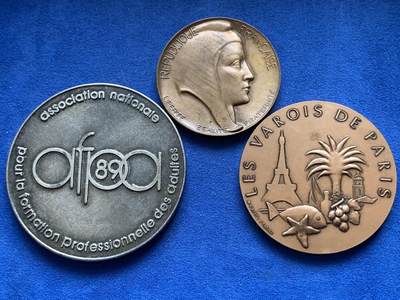 《竞宝斋》第441场 周日，周一，2场连拍 （全场包邮） - 三枚一组 外国铜章 总重约262.7克 49.5-69.8mm