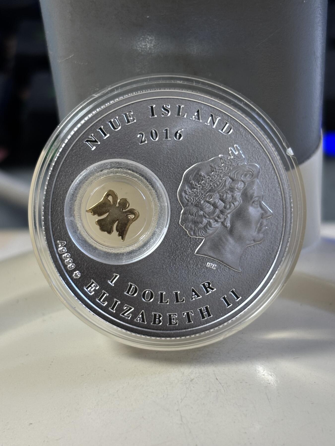 第183期拍卖 纽埃2016年生命天使镂空内嵌镀金银片彩色银币， 999银，14.14克，发行1500枚