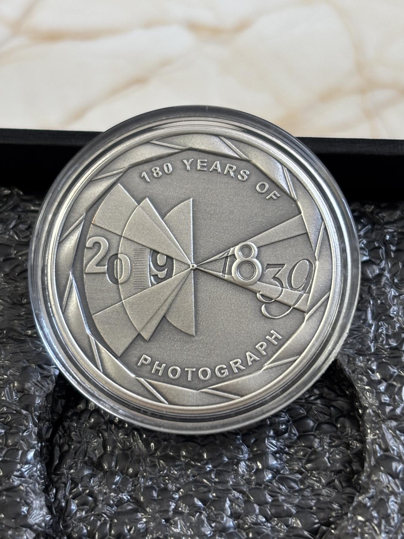 第183期拍卖 帕劳2019年相机照相术发明180周年仿古纪念银币，10克，999银，发行量999枚