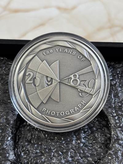 第183期拍卖 - 帕劳2019年相机照相术发明180周年仿古纪念银币，10克，999银，发行量999枚