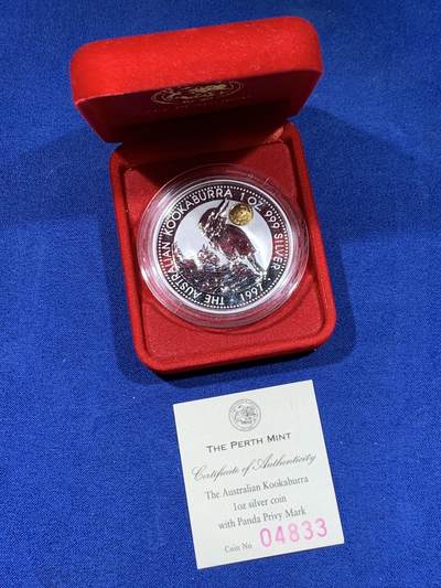 《竞宝斋》第441场 周日，周一，2场连拍 （全场包邮） - 澳大利亚 1997年 笑翠鸟 熊猫镶嵌银币 每枚含纯银1盎司999银，镶嵌部分重约0.5克黄金，发行1.5万枚，为上海国际钱币展而发行，细节见图。
