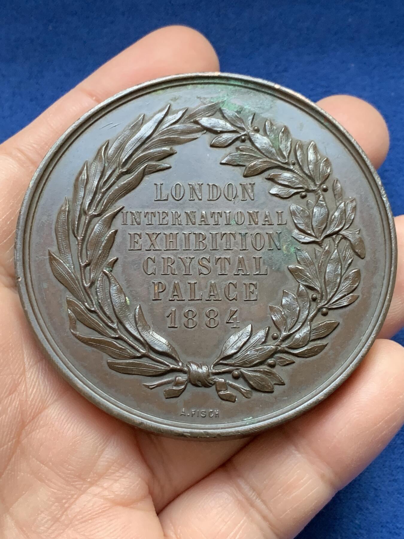 《竞宝斋》第441场 周日，周一，2场连拍 （全场包邮） 1884年伦敦世博会「水晶宫」纪念章（平奇斯造币厂制） 侧面打洞 145.7克 63mm 细节见图