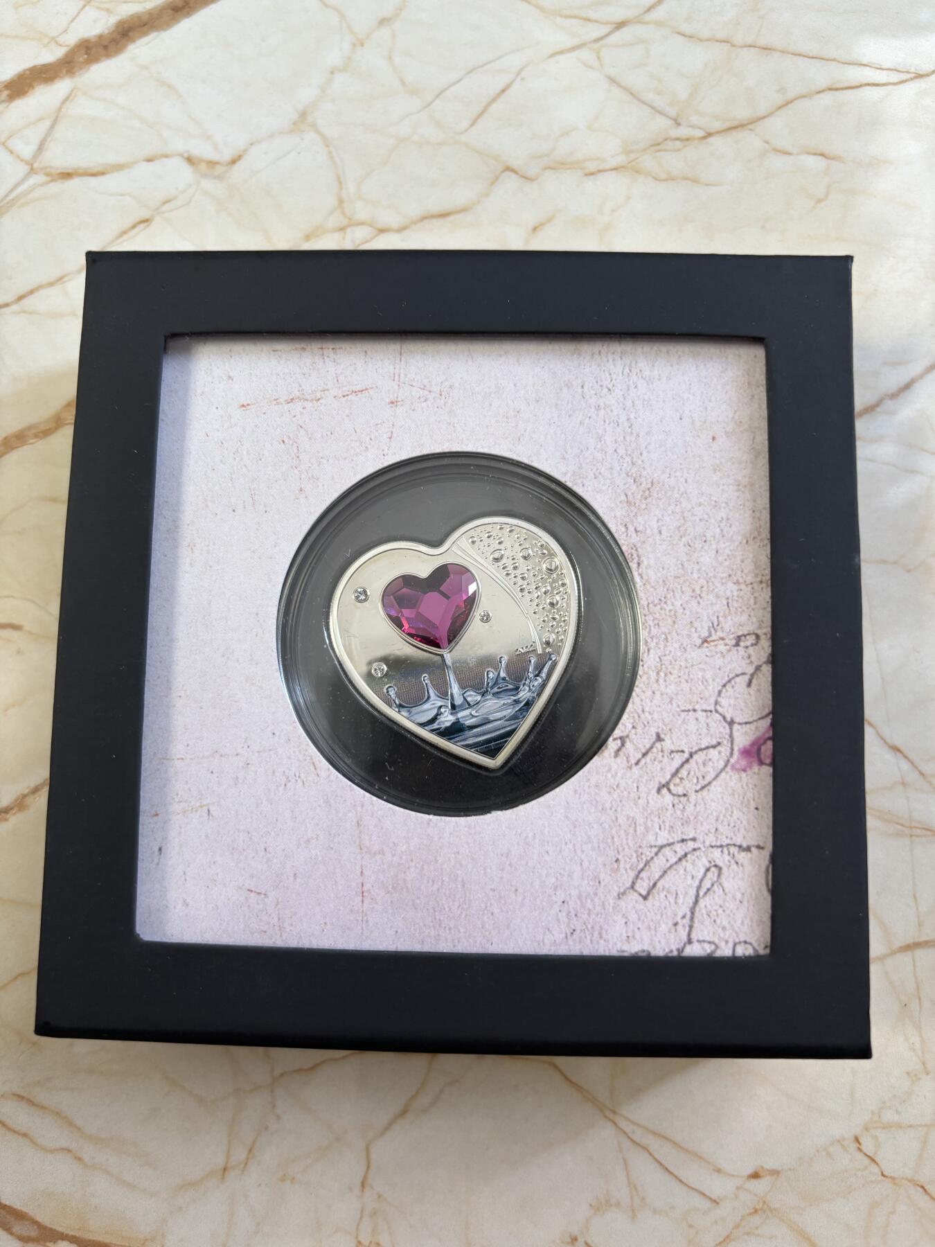 第183期拍卖 库克2022情人节浪漫爱情心形镶水晶纪念银币，999银，20克，发行2022枚，有氧化点