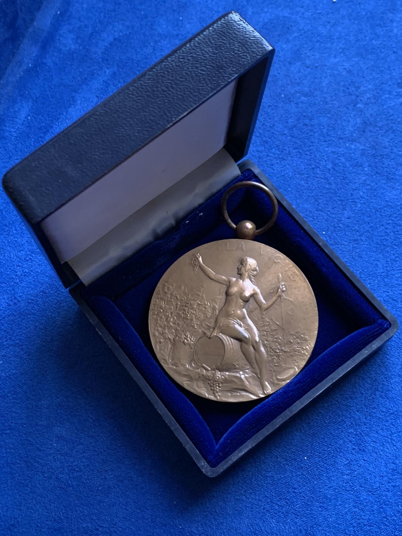 《竞宝斋》第441场 周日，周一，2场连拍 （全场包邮） 名家名作 Henri Prud'homme 艺术家奖章《葡萄藤》 带盒 69.7克 49.8mm 1983 丰饶角铜标