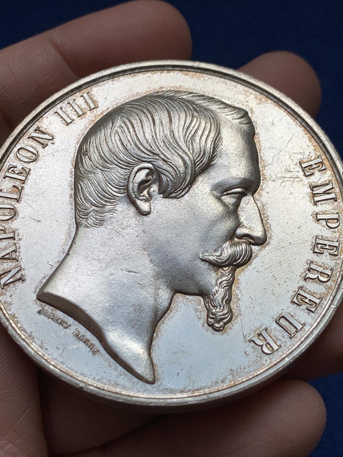 《竞宝斋》第441场 周日，周一，2场连拍 （全场包邮） 1855年巴黎世博会镀银铜章 114克 59.5mm 手指铜标 状态来看 应该为后镀