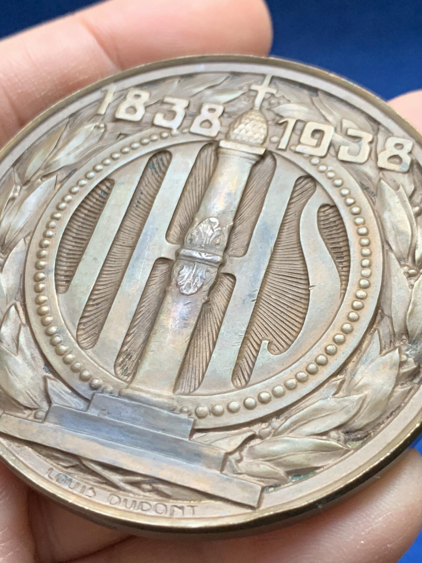 《竞宝斋》第441场 周日，周一，2场连拍 （全场包邮） 法国巴黎圣母院1838-1938年百年纪念大铜章，圣母抱婴题材带边铭，直径61mm ，重量105.8g。