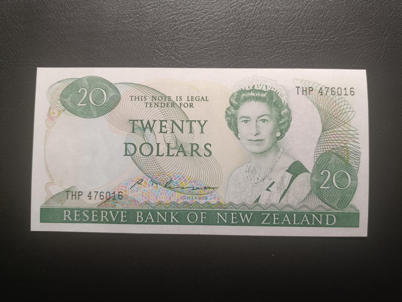 2025十一月第六期，总第204期 新西兰1985版20元UNC-，中年女王和鸽子