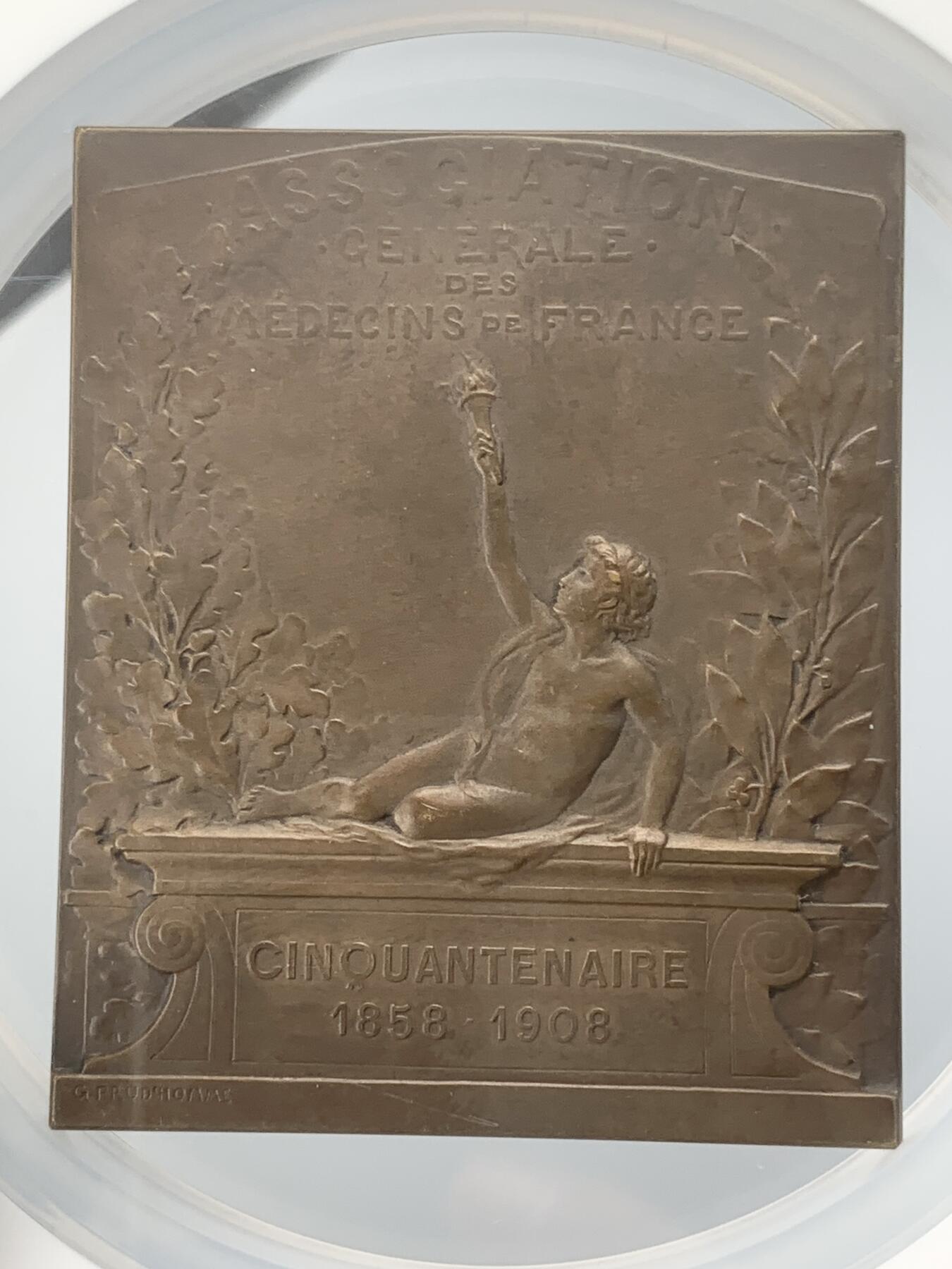 掌中浮雕-藏着的欧洲第043场 NGC MS63 : 1908年法国新艺术运动50周年之国际医学会纪念章，70 X 58mm；Nicolas Maier法国章优秀作品集#239号