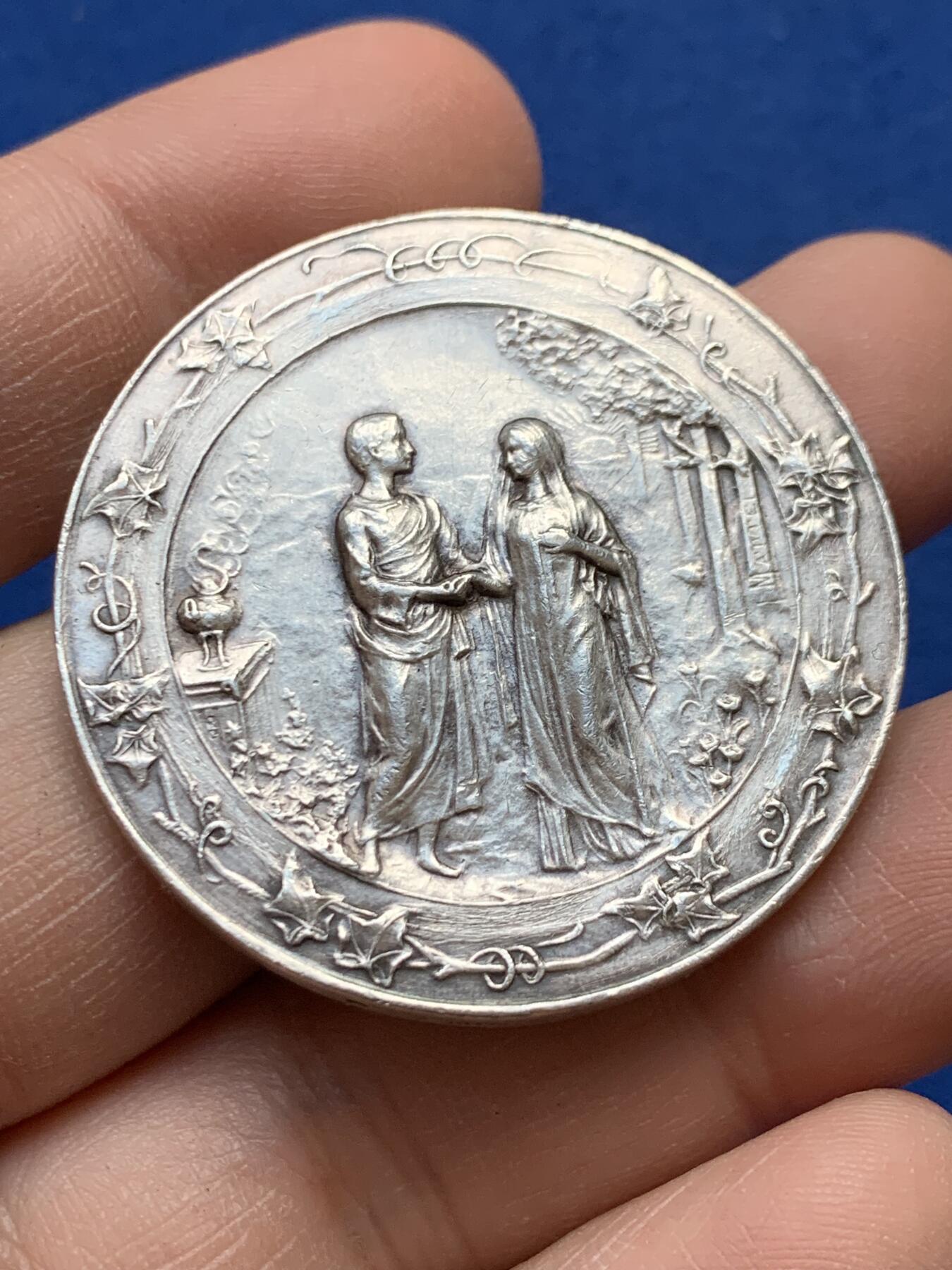 《竞宝斋》第441场 周日，周一，2场连拍 （全场包邮） 法国结婚纪念章 新人花园散步 背天使 未刻字 29.75克 40.2mm 稀有品种