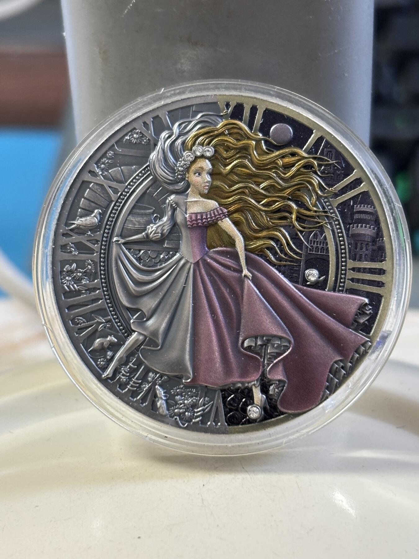 第183期拍卖 纽埃2023年童话系列灰姑娘镶嵌水晶1盎司彩色银币，999银，发行500枚，塑料盒有破口
