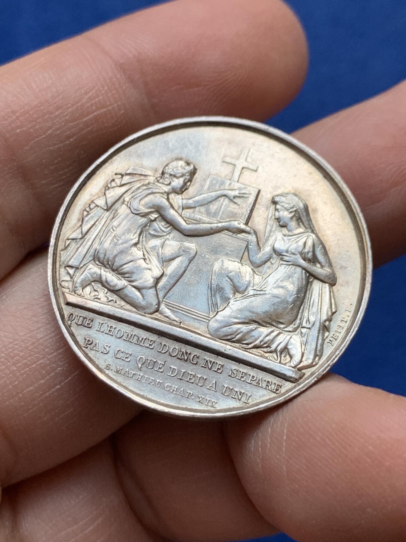 《竞宝斋》第441场 周日，周一，2场连拍 （全场包邮） 法国1890年结婚纪念银章 31.9mm 14.1g 手指边铭