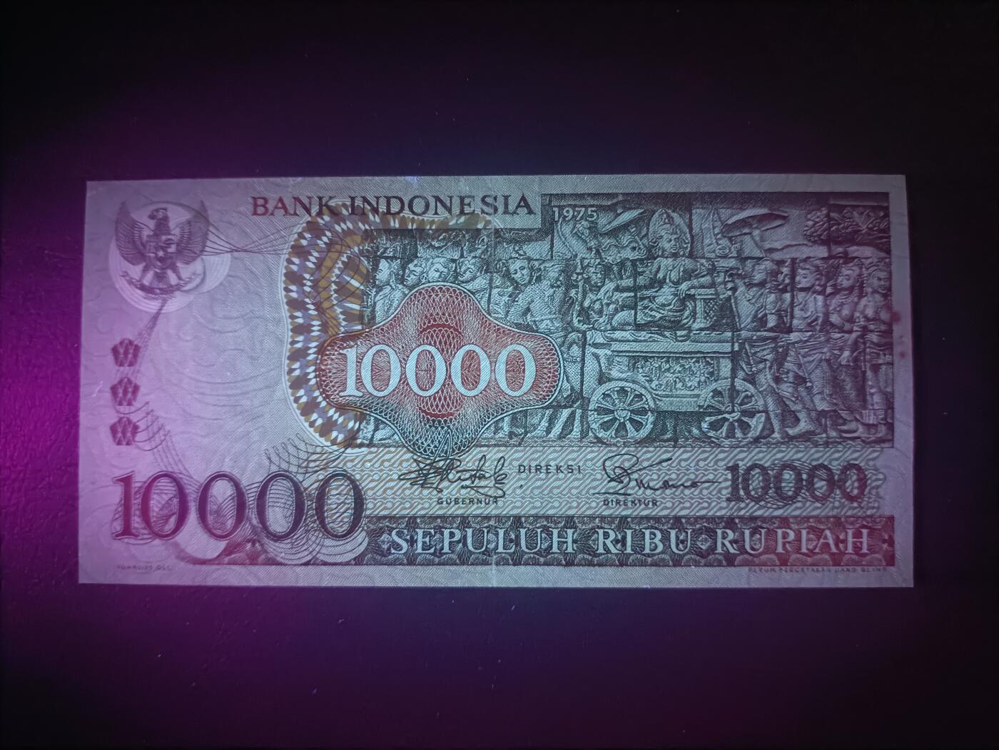 2025十一月第六期，总第204期 印度尼西亚1975版10000卢比AUNC，稀有无47二进制倒置豹子号011000，佛塔浮雕和传统工艺面具，此版本最大面值