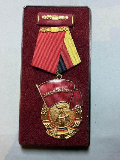 盛世勋华——号角文化勋章邮票专场拍卖第289期 - 东德三级劳动红旗勋章 带原盒