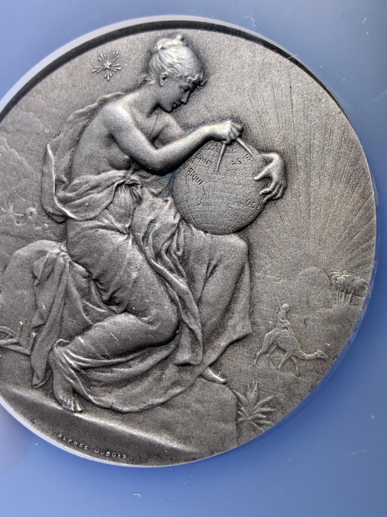 《竞宝斋》第441场 周日，周一，2场连拍 （全场包邮） 高分 NGC MS64 罕见法国旅游协会大银奖章 名誉章 作者dubois，双面高浮雕，细节丰富，设计绝美。女神袒胸，衣襟飘飘，怀抱地球仪，雕刻着欧亚非州，大洋洲。北极星，北极洲，北极熊，沙漠，骆驼，椰树，长河落日圆…… 加大盒装