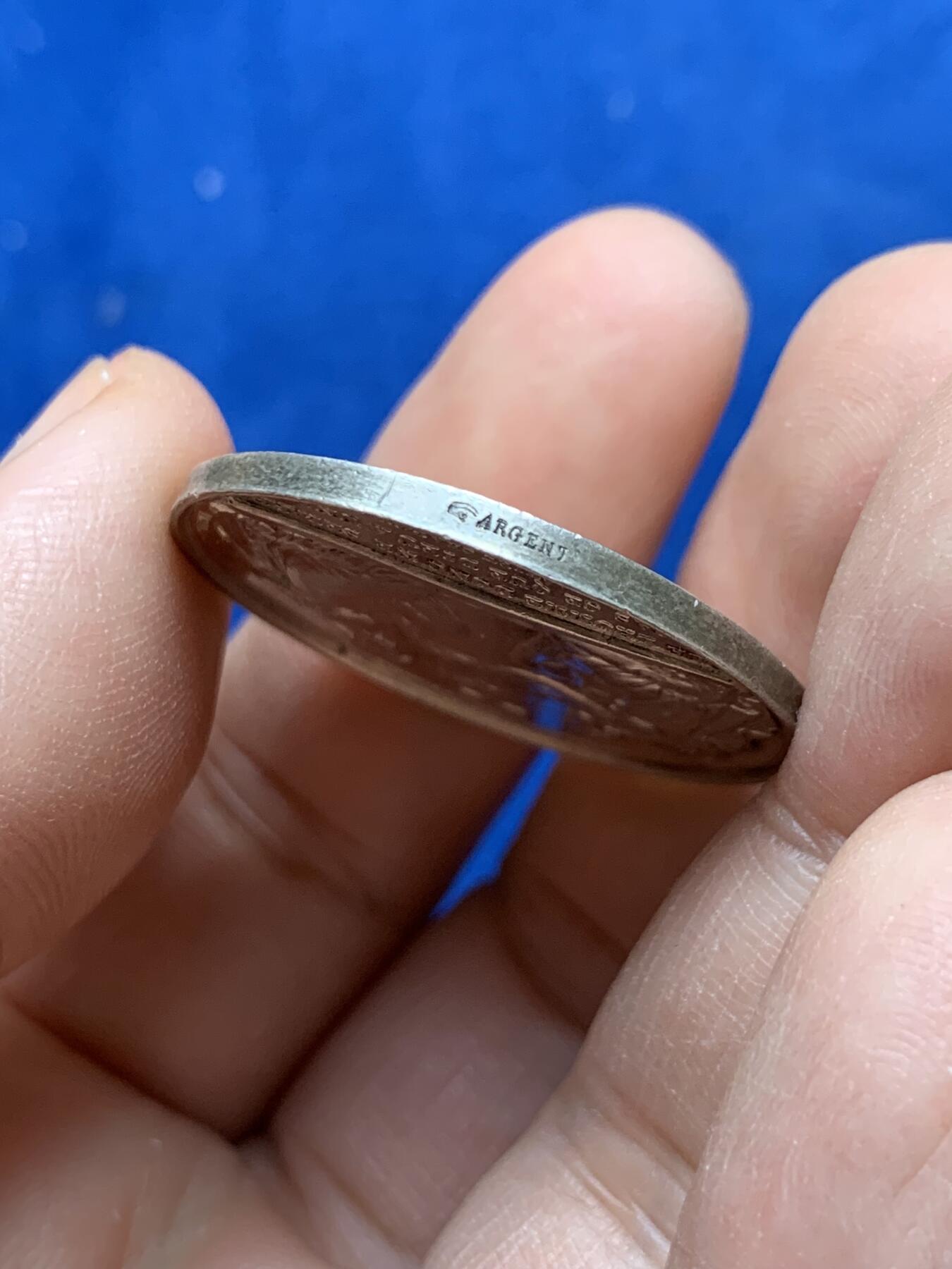 《竞宝斋》第441场 周日，周一，2场连拍 （全场包邮） 法国1890年结婚纪念银章 31.9mm 14.1g 手指边铭