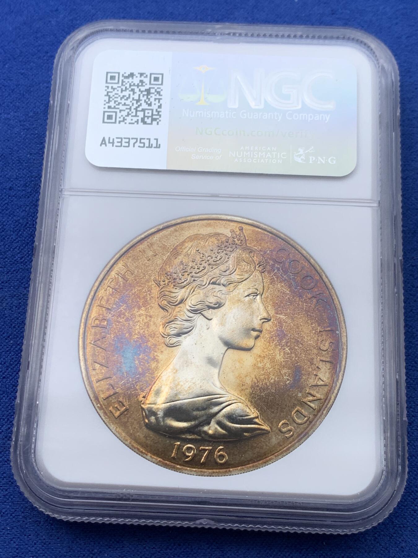 《竞宝斋》第441场 周日，周一，2场连拍 （全场包邮） NGC SP63 英国库克群岛1976年5元曼加拉翠鸟大银币，少见SP版本，镜面五彩