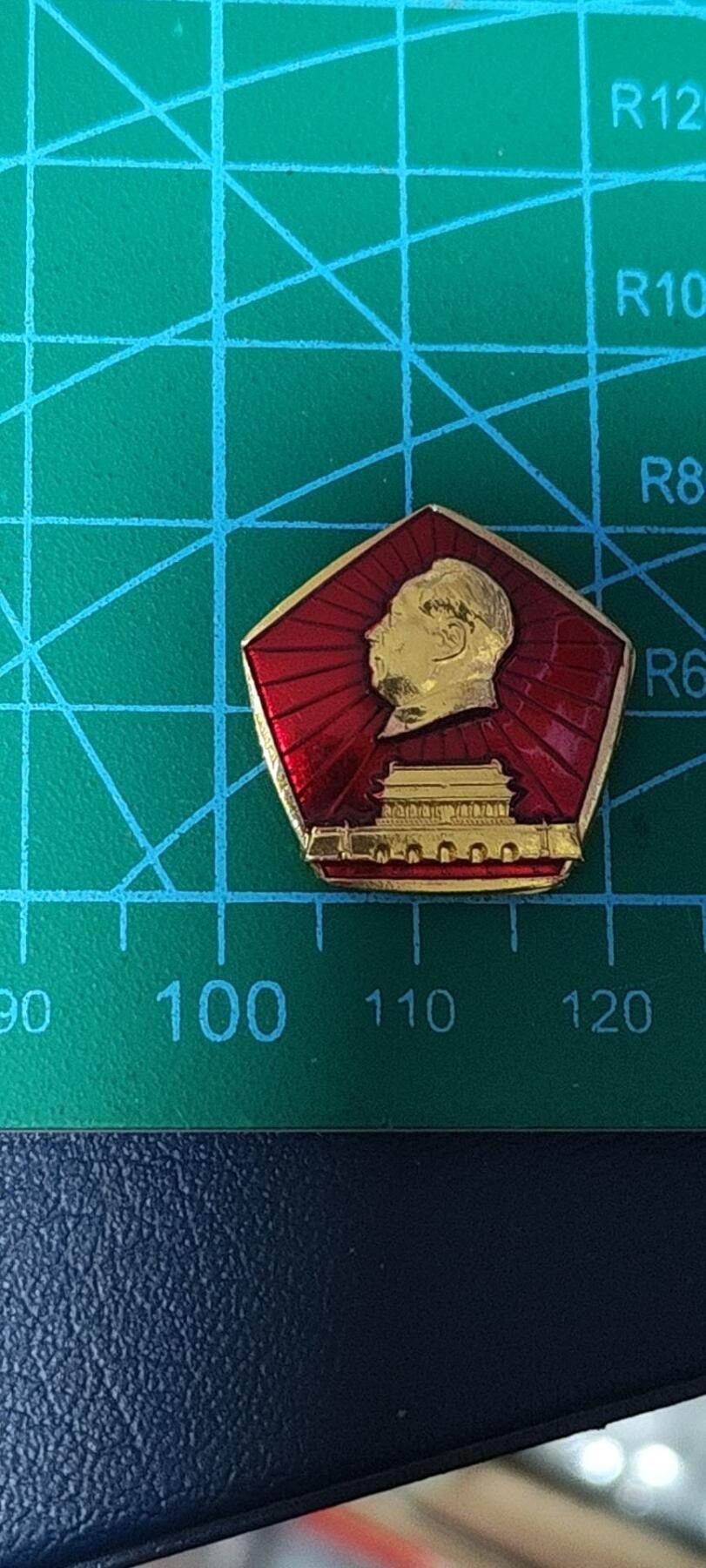 极美品小章 🔥🔥毛主席像章，这是个异形章，感觉像个大粮囤，