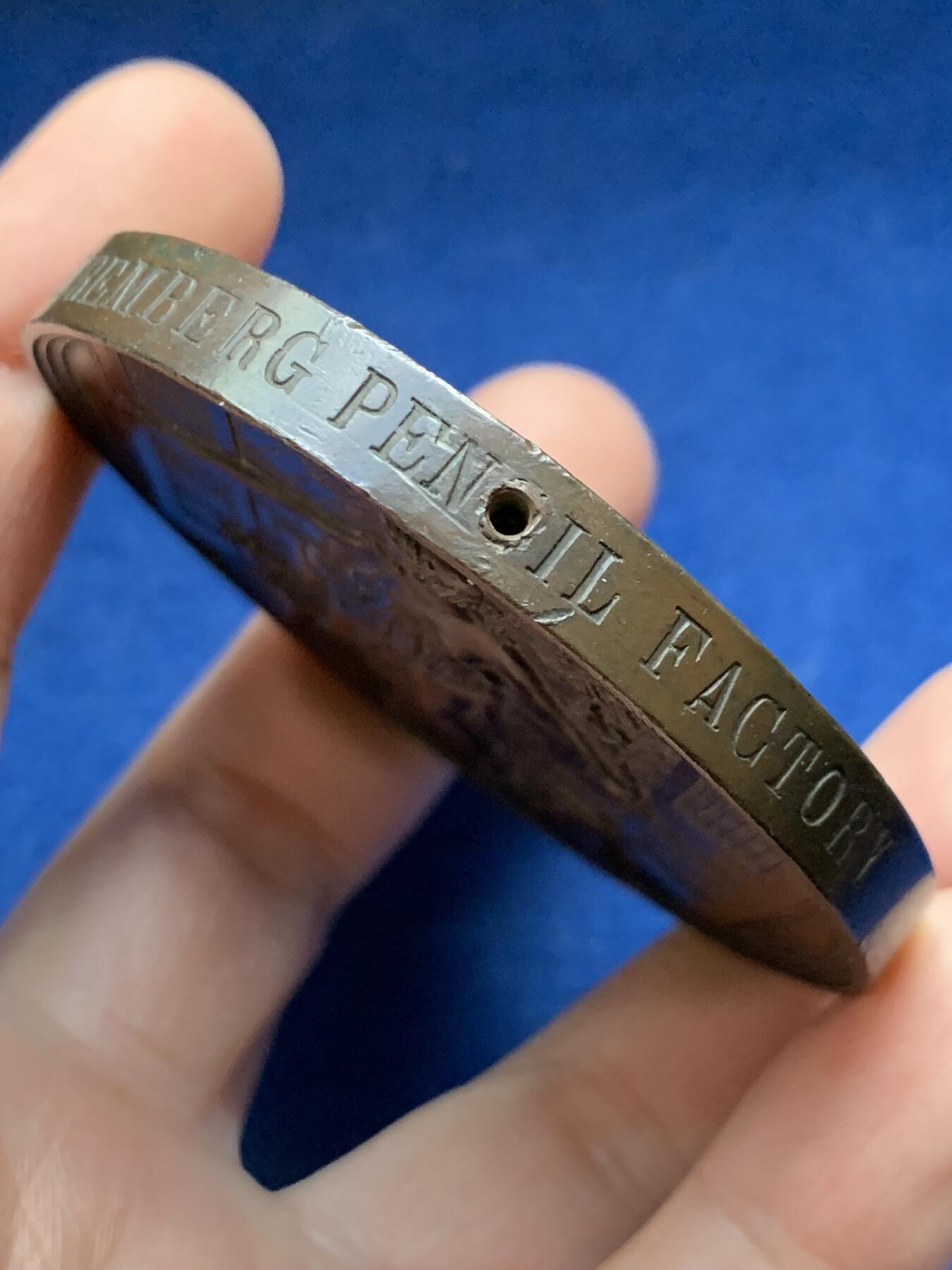 《竞宝斋》第441场 周日，周一，2场连拍 （全场包邮） 1884年伦敦世博会「水晶宫」纪念章（平奇斯造币厂制） 侧面打洞 145.7克 63mm 细节见图