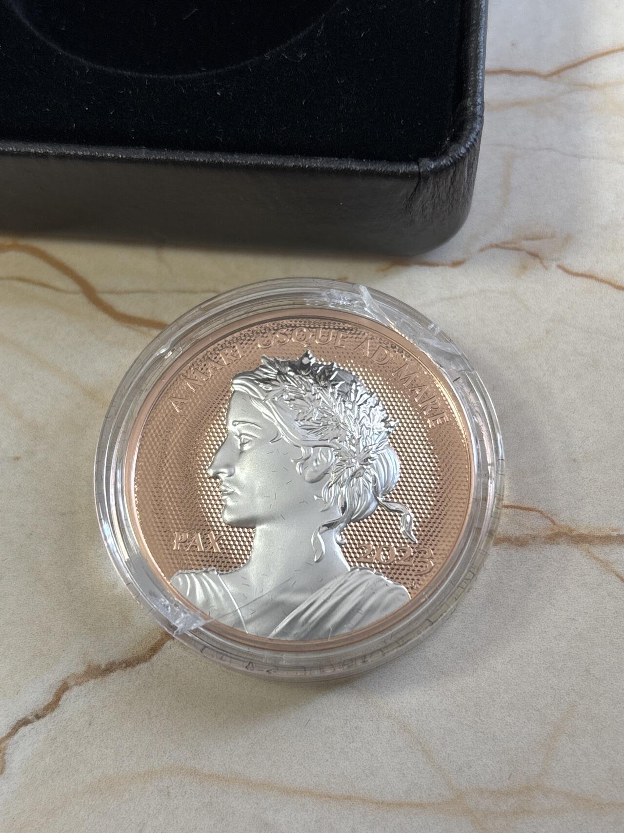 第183期拍卖 加拿大2023年和平女神局部镀玫瑰金精制纪念银币，9999银，31.39克，发行6000枚，塑料盒有破