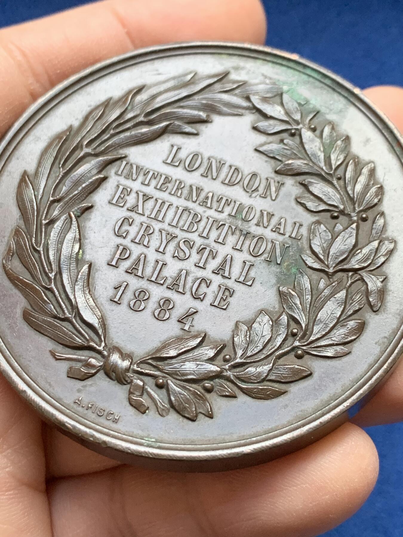 《竞宝斋》第441场 周日，周一，2场连拍 （全场包邮） 1884年伦敦世博会「水晶宫」纪念章（平奇斯造币厂制） 侧面打洞 145.7克 63mm 细节见图