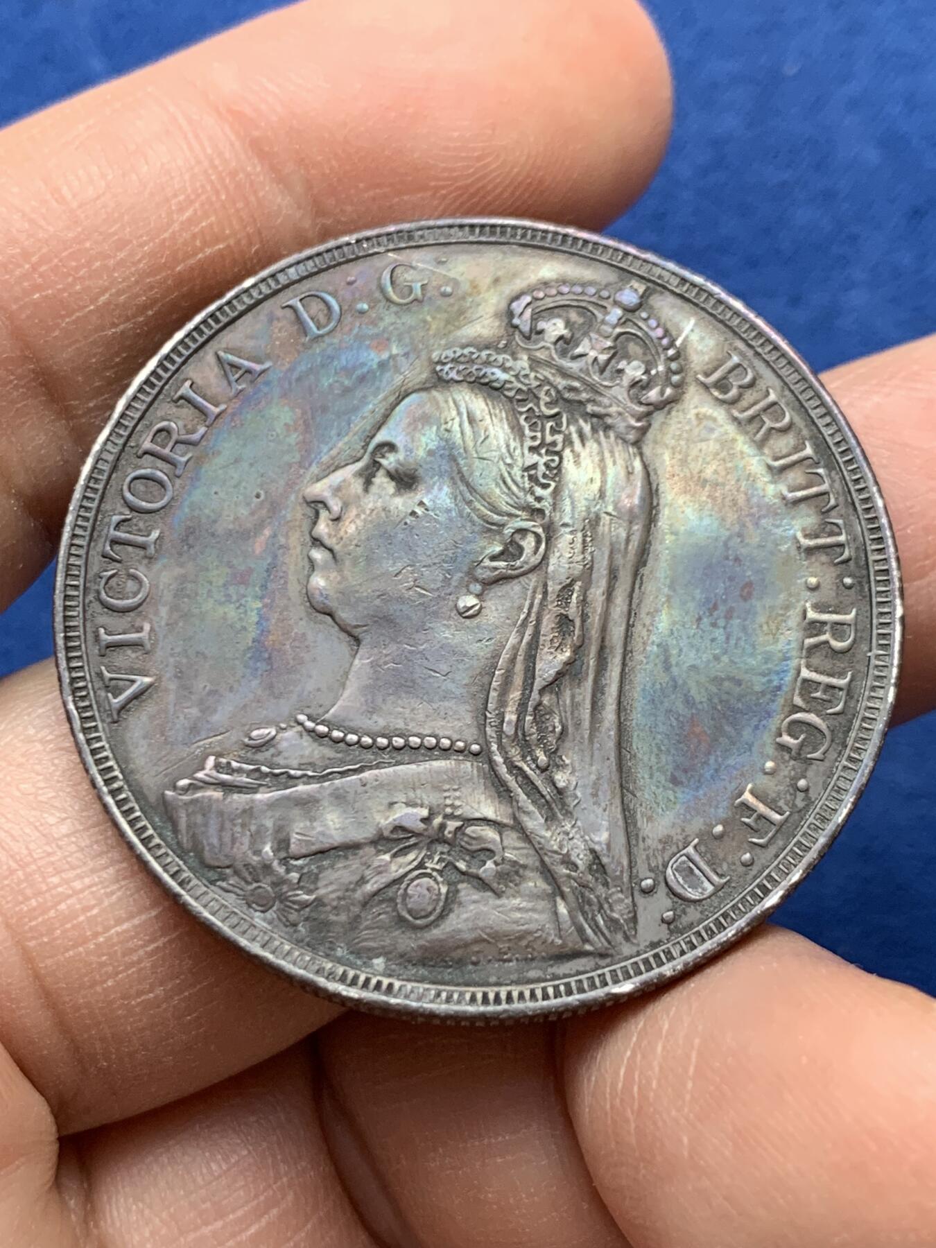 《竞宝斋》第441场 周日，周一，2场连拍 （全场包邮） 英国1891年维多利亚高冠马剑克朗银币，少见年份，发行量仅56.6万枚，好品，双面黑漆骨 细节见图