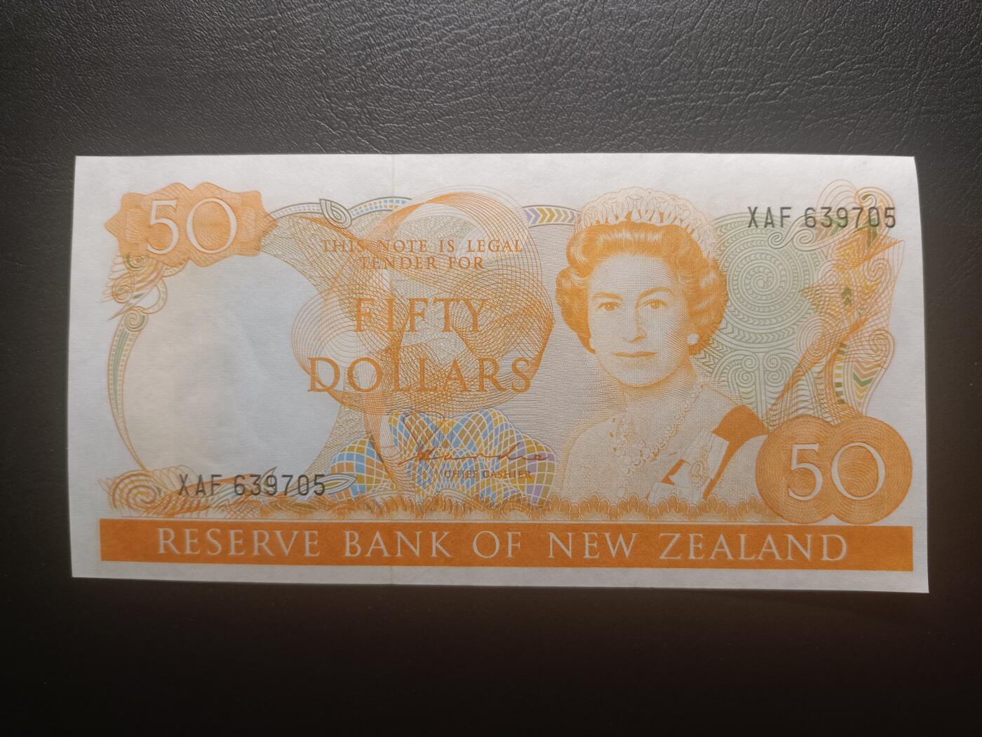 2025十一月第六期，总第204期 新西兰1985年50元UNC-，中年女王和夜枭，少见中高面值品种
