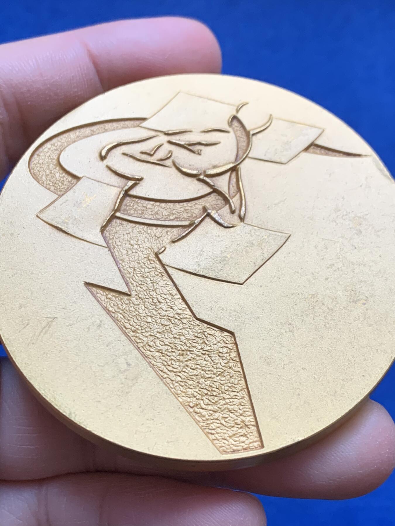 《竞宝斋》第441场 周日，周一，2场连拍 （全场包邮） 法国互助会镀金大铜章 直径64.5mm 重量161.8g