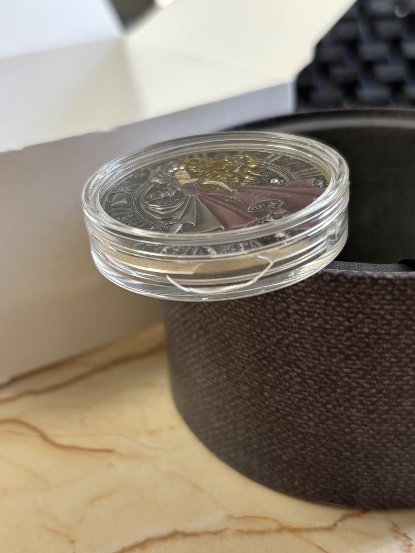 第183期拍卖 纽埃2023年童话系列灰姑娘镶嵌水晶1盎司彩色银币，999银，发行500枚，塑料盒有破口