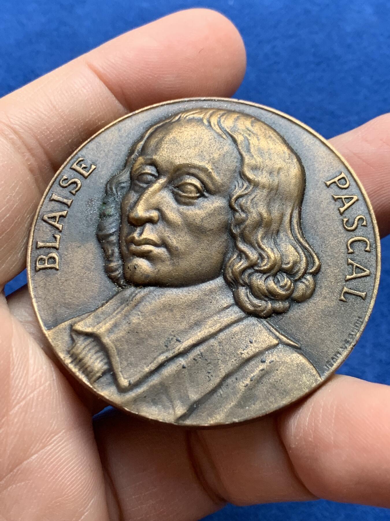 《竞宝斋》第441场 周日，周一，2场连拍 （全场包邮） 法国自然科学家帕斯卡纪念铜章 带盒 64.8克 49.8mm 三角铜标