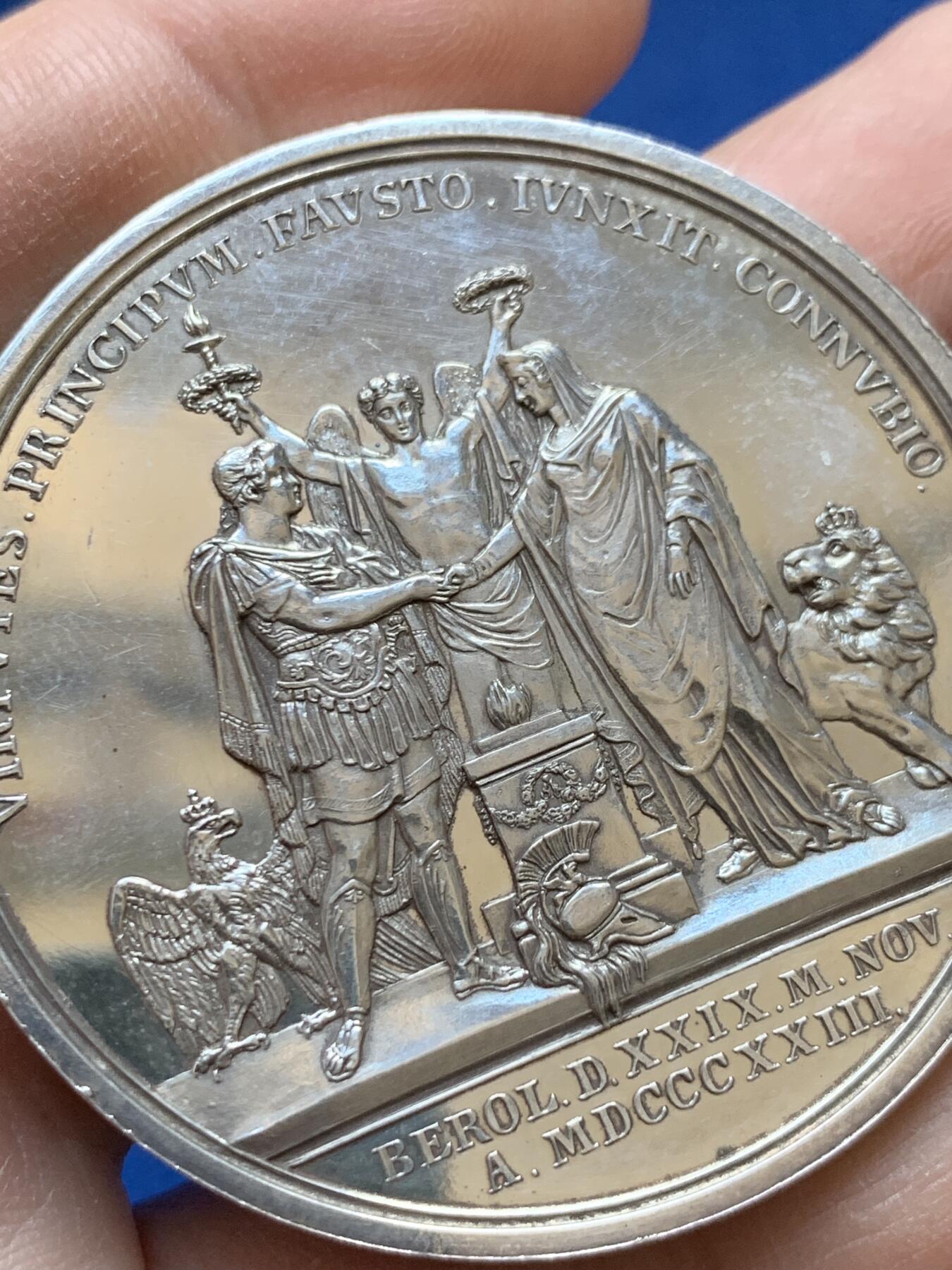 《竞宝斋》第441场 周日，周一，2场连拍 （全场包邮） 1823 德国普鲁士王国腓特烈.威廉三世与巴伐利亚公主伊丽莎白·卢多维卡结婚大银章 整体一枚直径47.2mm 42.3克 精美绝伦