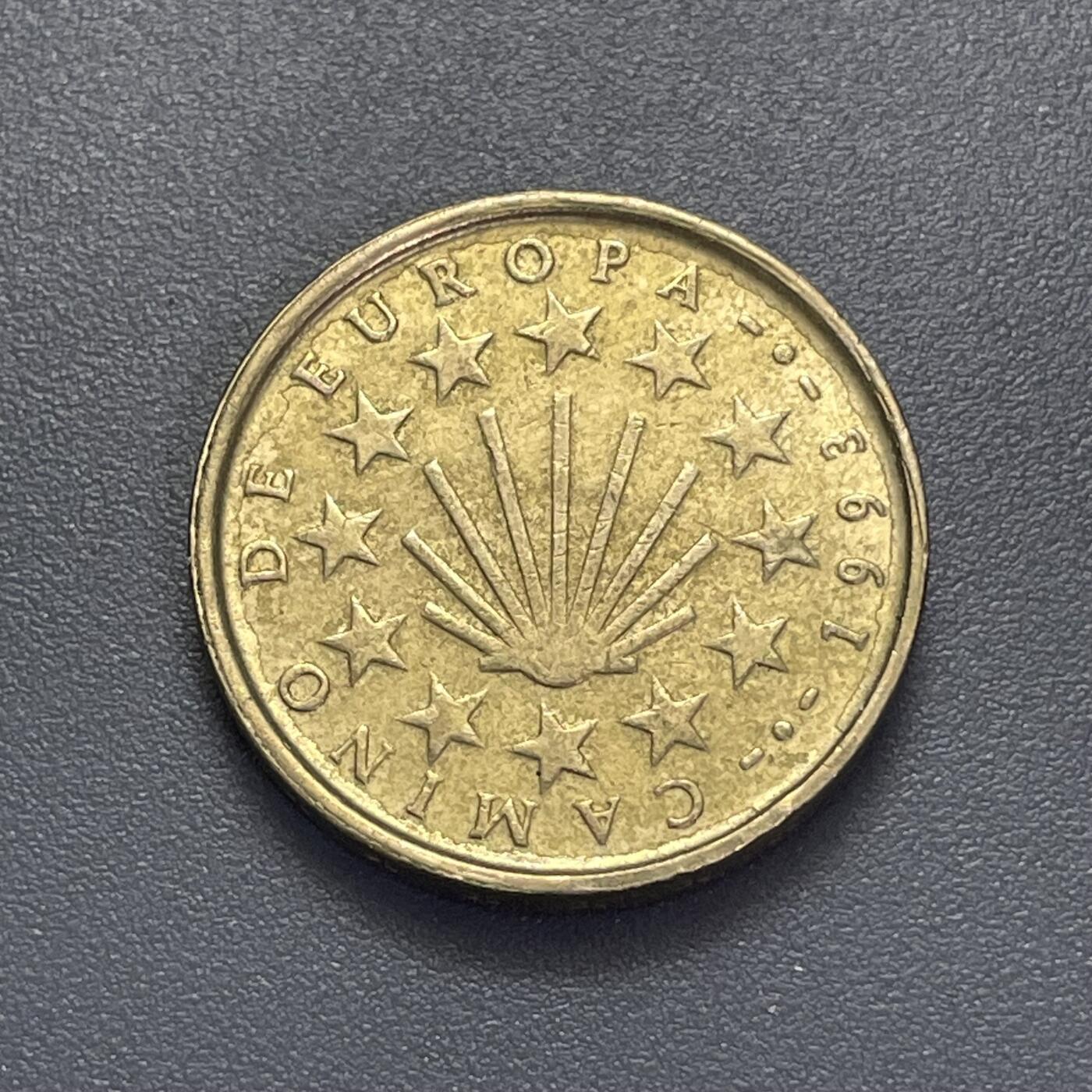 回流1123 西班牙1993年100比塞塔“圣地亚哥之路”纪念币 圣地亚哥之路是欧洲著名的朝圣路线，终点为西班牙加利西亚的圣地亚哥-德孔波斯特拉大教堂，是基督教三大朝圣路线之一。