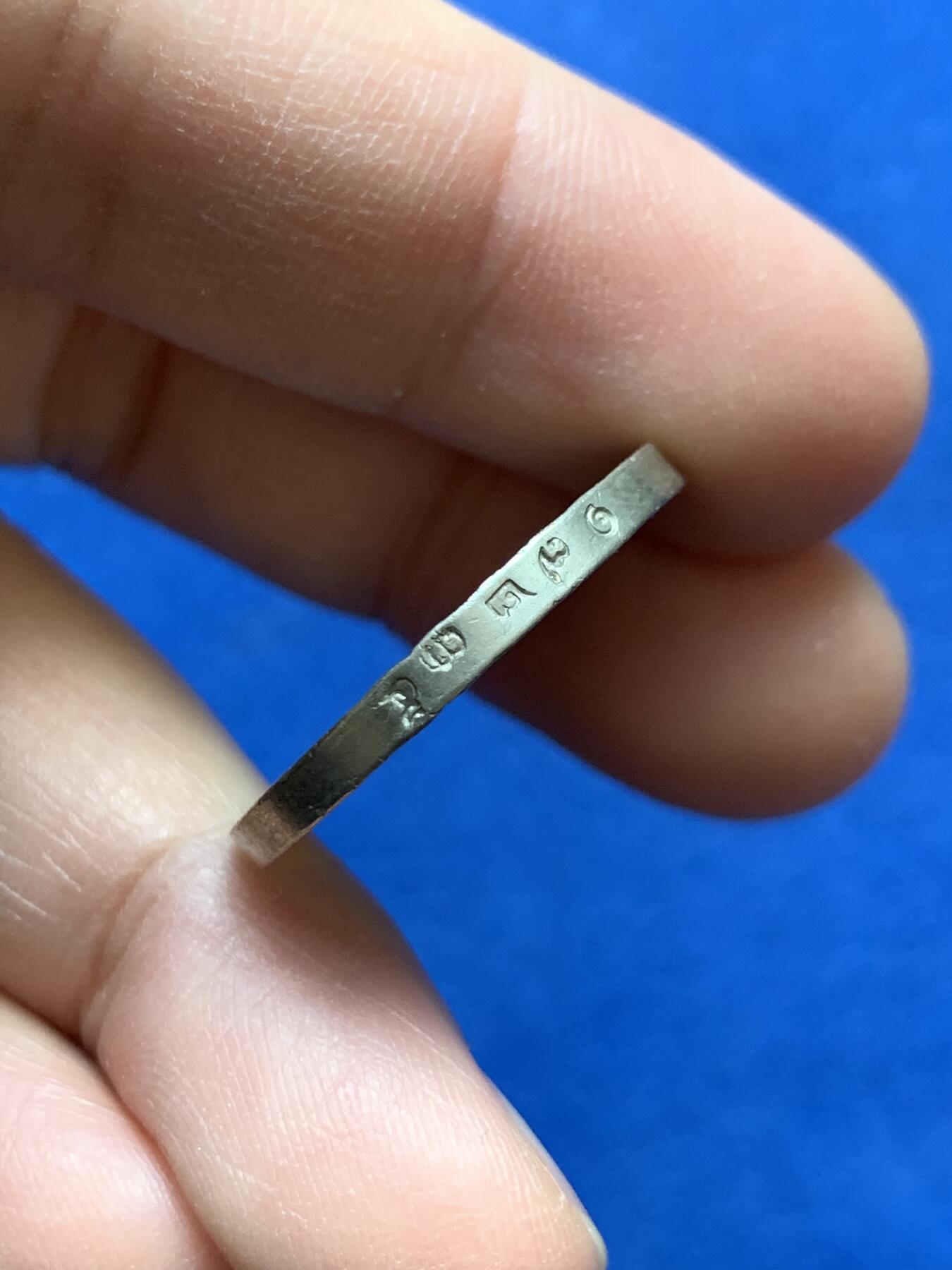 《竞宝斋》第441场 周日，周一，2场连拍 （全场包邮） 泰国1945年官方代币 泰国为官方赌场铸造做筹码使用 材质为含银合金，币边带编号 细节见图