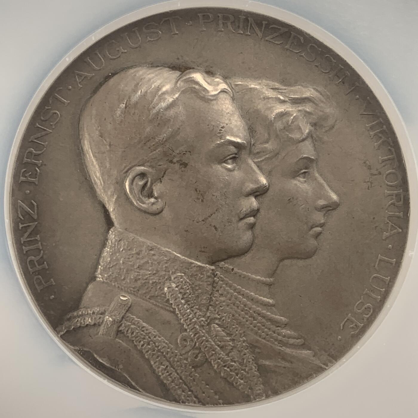 掌中浮雕-藏着的欧洲第043场 NGC MS64 : 1913年德国布伦瑞克奥古斯特王子和露易丝公主结婚纪念大银章， 56mm 