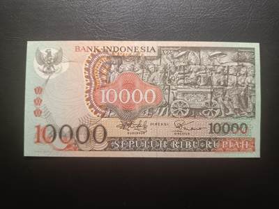 2025十一月第六期，总第204期 - 印度尼西亚1975版10000卢比AUNC，稀有无47二进制倒置豹子号011000，佛塔浮雕和传统工艺面具，此版本最大面值