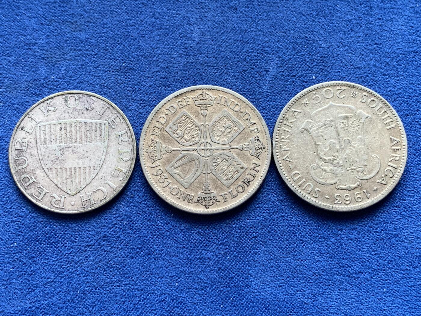 《竞宝斋》第441场 周日，周一，2场连拍 （全场包邮） 三枚一组 外国银币 南非1963年20分+英国1931年1福林+奥地利1958年10先令，共29.5克。