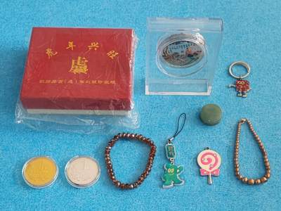 11月23日 🌏全球币章 - 破旧工艺品玩具一堆（红盒是右边虎章摆件的空盒子）