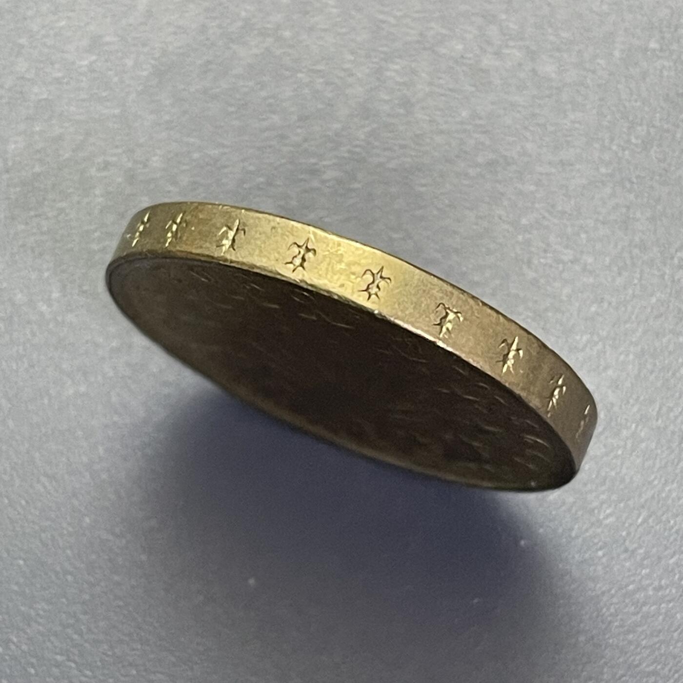 回流1123 西班牙1993年100比塞塔“圣地亚哥之路”纪念币 圣地亚哥之路是欧洲著名的朝圣路线，终点为西班牙加利西亚的圣地亚哥-德孔波斯特拉大教堂，是基督教三大朝圣路线之一。