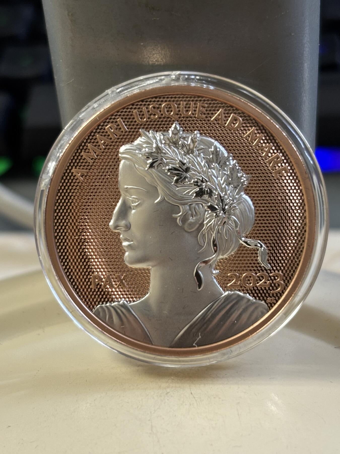 第183期拍卖 加拿大2023年和平女神局部镀玫瑰金精制纪念银币，9999银，31.39克，发行6000枚，塑料盒有破