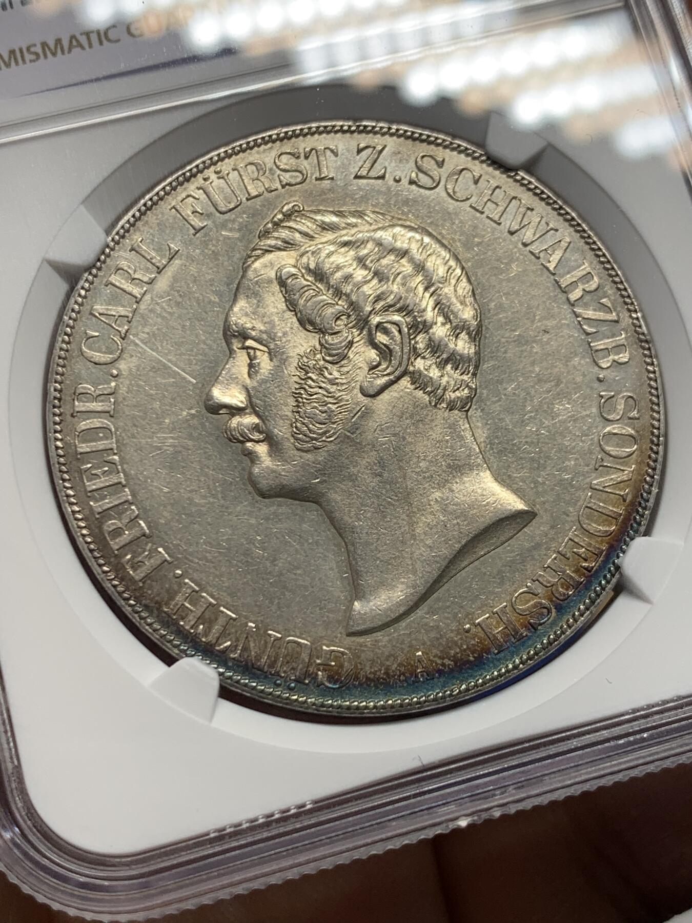 《竞宝斋》第441场 周日，周一，2场连拍 （全场包邮） NGC MS61 德国施瓦茨堡-桑德斯豪森野人流通2泰勒37克的大银币 独特的纹章设计 蓝彩月牙极美的包浆 MS少见 不可多得的状态