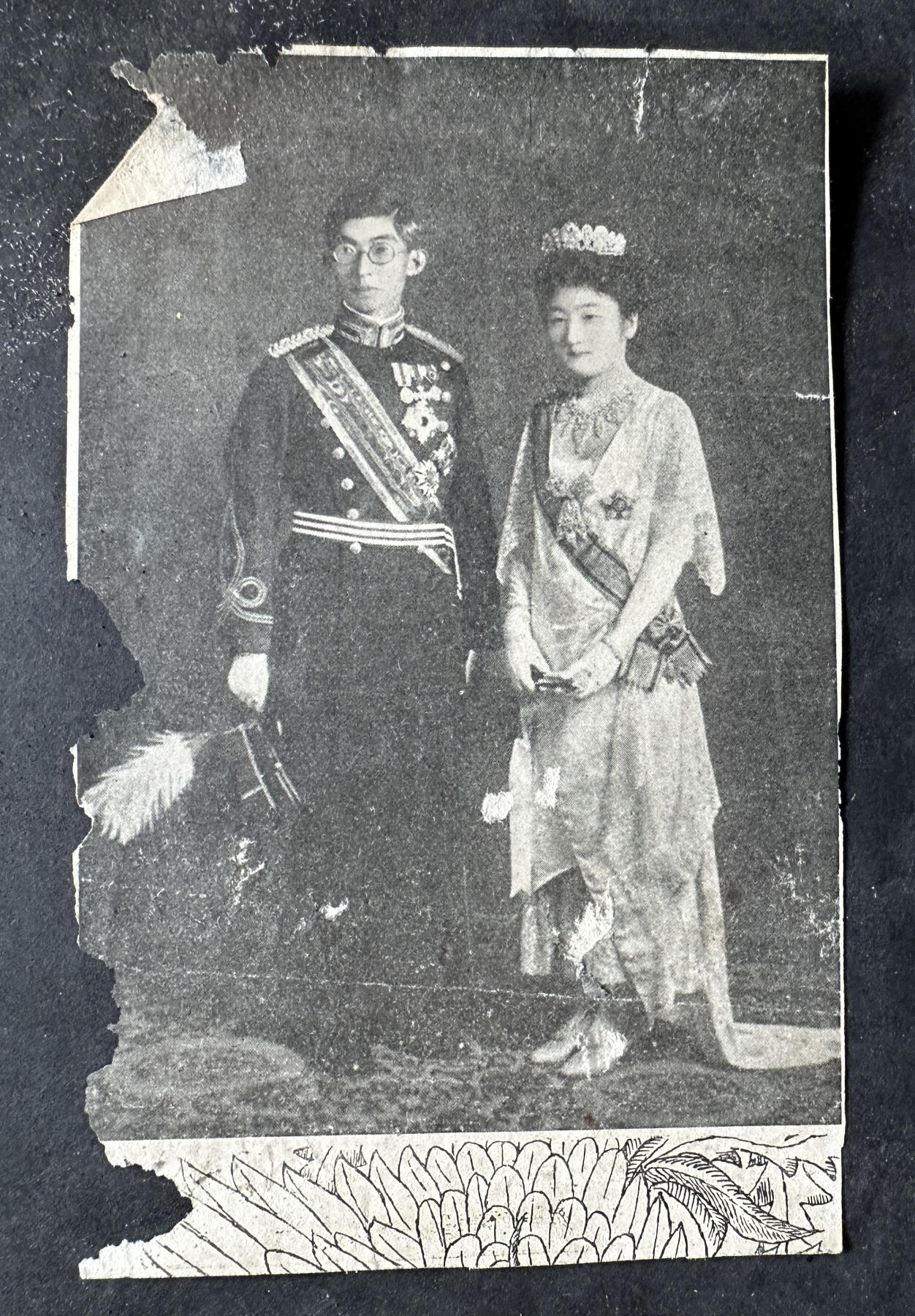 【俄甄集藏】2025年(045)12-03 星期三 晚 19:30 全场包邮 日本一战时期军职人员相册一本，相册破损脱落严重，照片均有老化，残损，脱色，边角断裂等状况出现，共计照片约16张，历史罪证