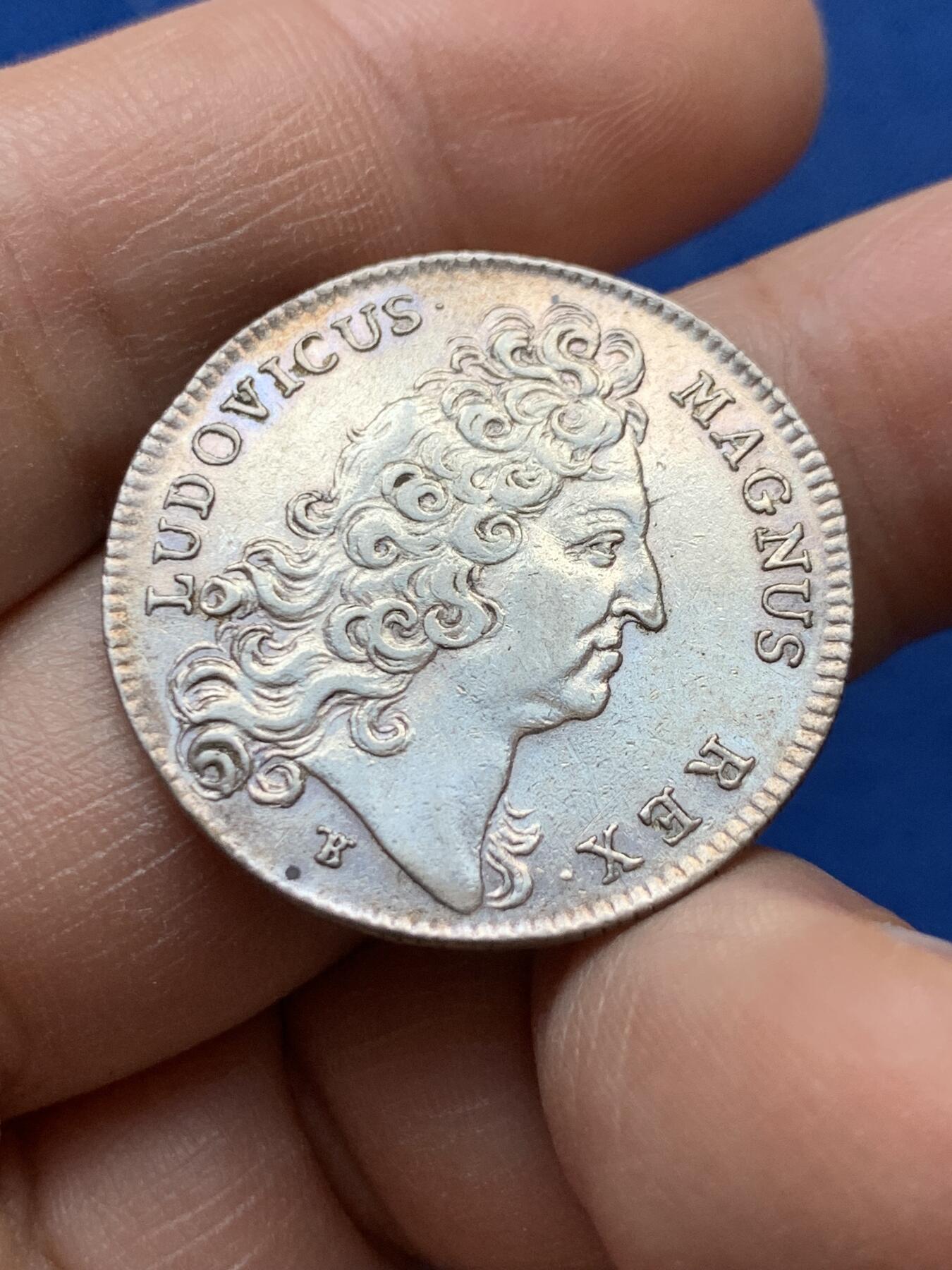 《竞宝斋》第441场 周日，周一，2场连拍 （全场包邮） 法国 1709年 路易十四头像 皇家宝藏银质代币，背面河神，铭文“财源汇聚于此” 稀少，7.4克，28.1mm。