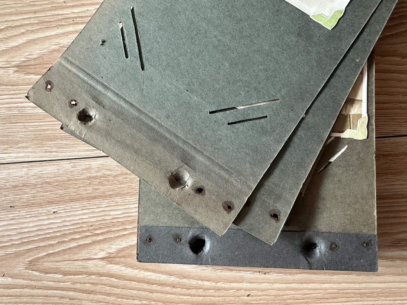 【俄甄集藏】2025年(045)12-03 星期三 晚 19:30 全场包邮 日本1931-1932年步兵联队大连出动纪念相册，历史罪证，有脱落，开裂，照片老化有部分残损，脱色，边角断裂，整本相册包含照片约49张