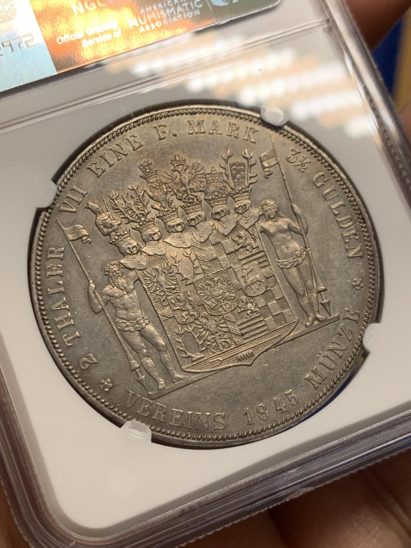 《竞宝斋》第441场 周日，周一，2场连拍 （全场包邮） NGC MS61 德国施瓦茨堡-桑德斯豪森野人流通2泰勒37克的大银币 独特的纹章设计 蓝彩月牙极美的包浆 MS少见 不可多得的状态